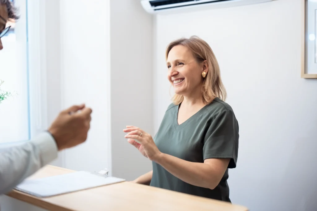 Patiente souriante échangeant avec son praticien en consultation
