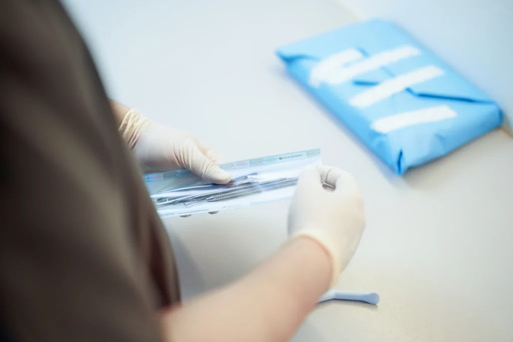 Ouverture d'un matériel stérile emballé avant les soins
