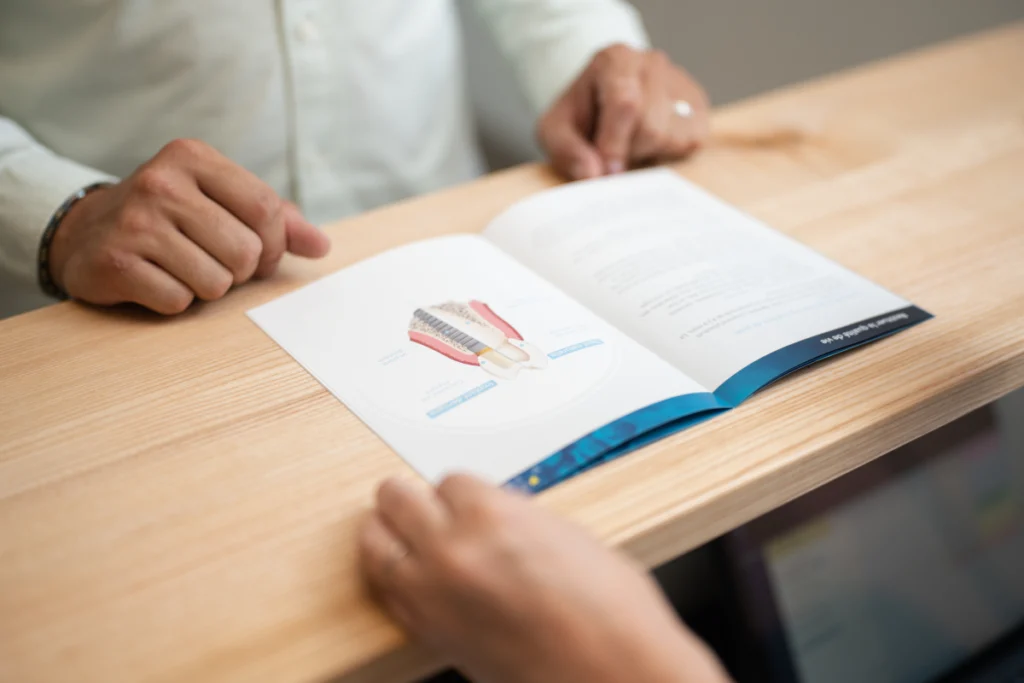 Lecture d'un livret d'information sur le parcours de soins