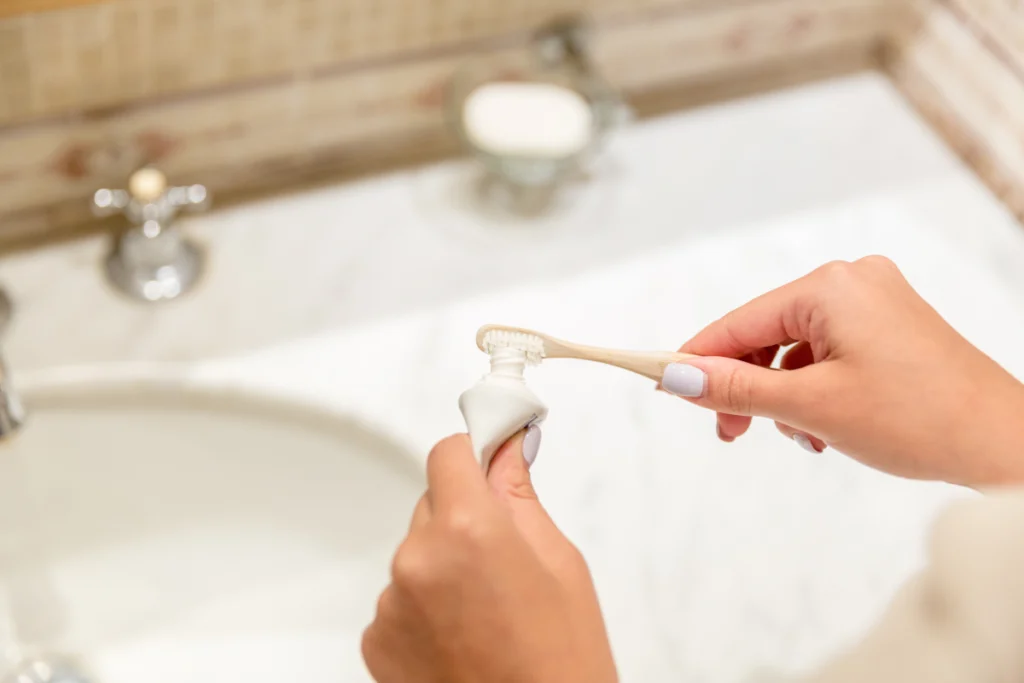 Démonstration du nettoyage d'un implant dentaire unitaire au lavabo